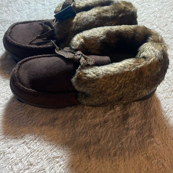 NWT isotoner slippers size 8 1/2–9 - Picture 1 of 7